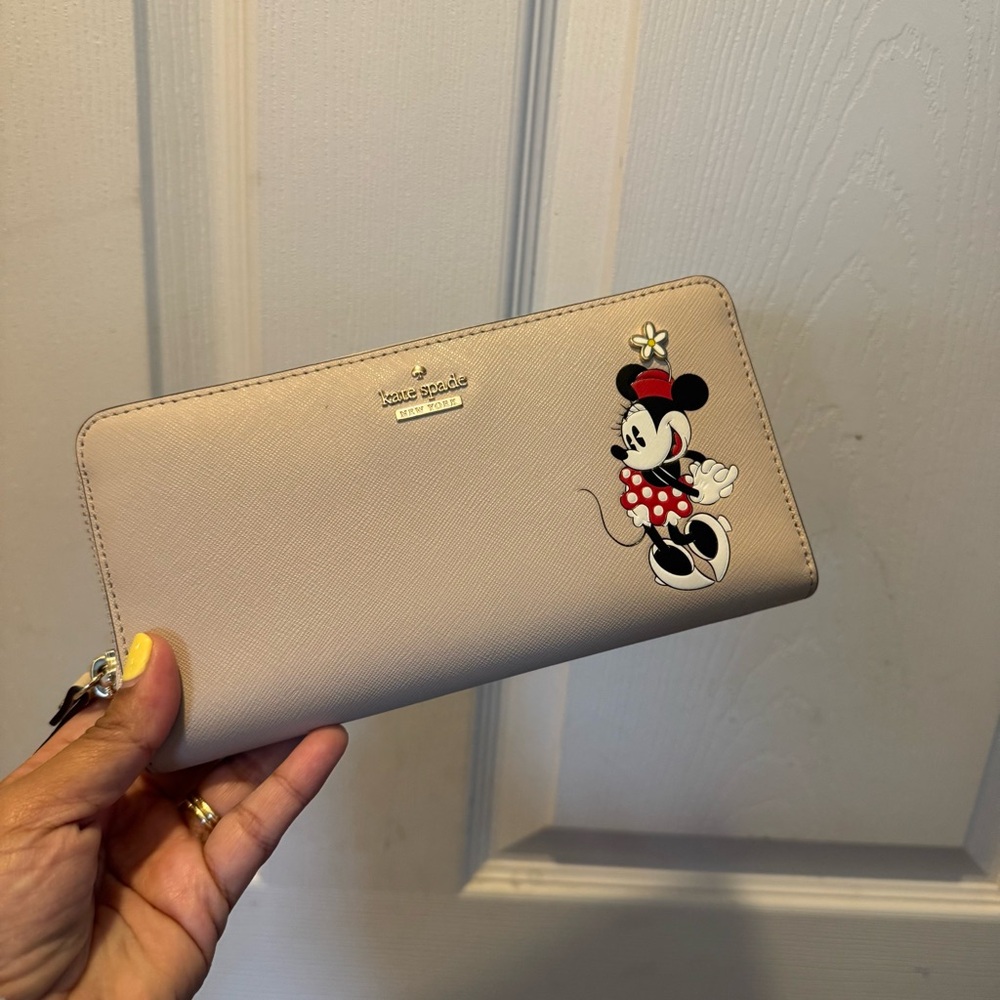 Kate Spade Cream Wallet Elegant and Versatile